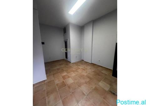 Ambient komercial me qira në Rrugën Fortuzi! - 1/7