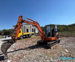 Eskavator Hitachi.