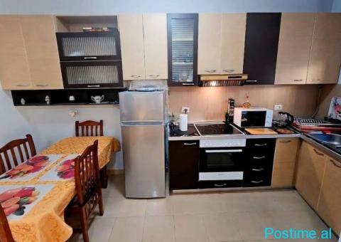 Jepet me qira shtëpi private 1+1 në Qendër, tarracë 35 m² - 1/5