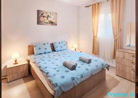 Jepet me qira shtëpi private 1+1 në Qendër, tarracë 35 m² - 2/5