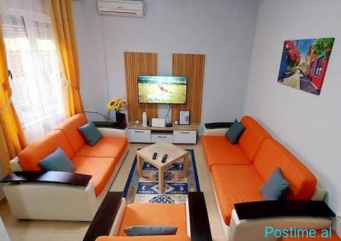 Jepet me qira shtëpi private 1+1 në Qendër, tarracë 35 m² - 4/5