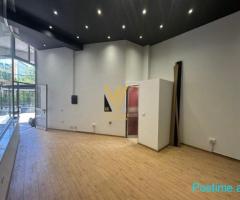 JEPET ZYRE 27 M2 ME QERA TEK RRUGA E BARRIKADAVE 35.000 LEKE