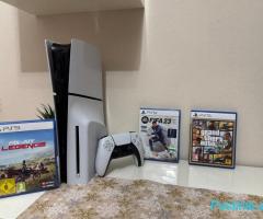 PS5 Slim si I ri I kompletuar me lojra dhe nje leve