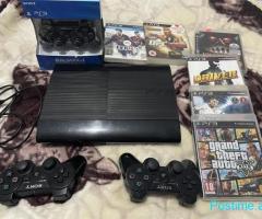 PS3 Super Slim 500 gb me 3 leva dhe disqe me lojra
