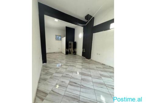 Jepet me qira dyqan buzë rrugës kryesore, pranë Muzeumit,në - 1/4