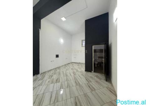 Jepet me qira dyqan buzë rrugës kryesore, pranë Muzeumit,në - 2/4