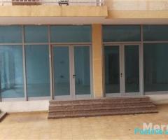 Shkembi kavajes buze rruges dytesore mbi hekurudh