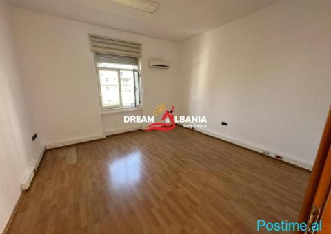 Jepen me qera 2 Ambiente zyrash ne BLV Deshmoret e Kombit - 6/7