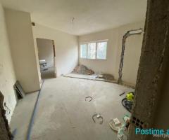 Shitet apartament 2+1 tek blloku ambasadave