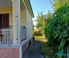 Shpi private dhe toke në shitje Lezh