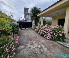 Shitet shtepia plus truall ose ndrohet me hyrje