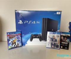 PS4 Pro ne kuti akull I paster me dy leva dhe lojra super gj