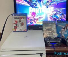 PS4 Pro I bardhe me dy leva dhe lojra super gjendje