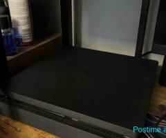 PS4 Slim - 1TB - 3 Leva -2 kufje - 14 Lojra